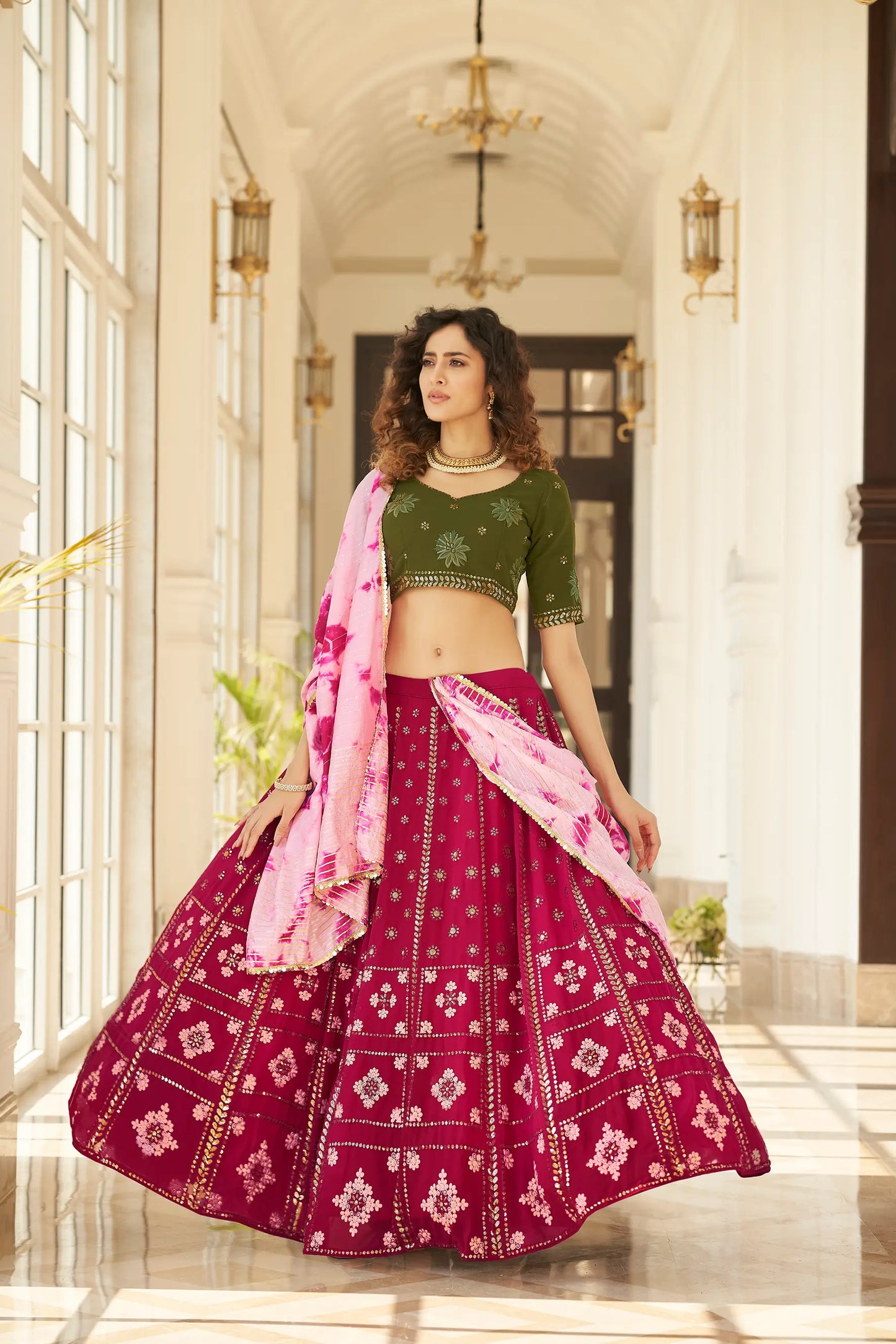 Lehenga vert olive avec travail de broderie au fil et sequins, accompagné d'une dupatta imprimée