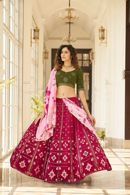 Lehenga vert olive avec travail de broderie au fil et sequins, accompagné d'une dupatta imprimée
