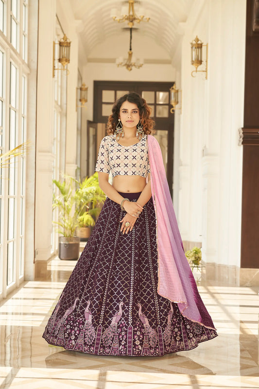 Lehenga violet foncé avec travail de broderie au fil et sequins, accompagné d'une dupatta imprimée