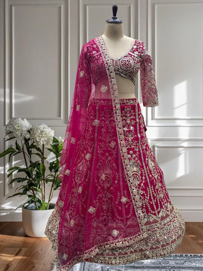 Lehenga rose fuchsia somptueux en butterfly net avec broderies de sequins
