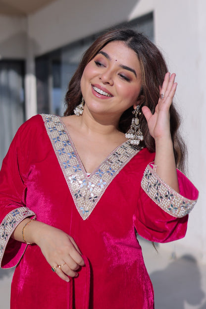 Ensemble Salwar Suit rouge vif et argenté en velours et zari avec sac style batwa assorti COLLECTION ZOYA