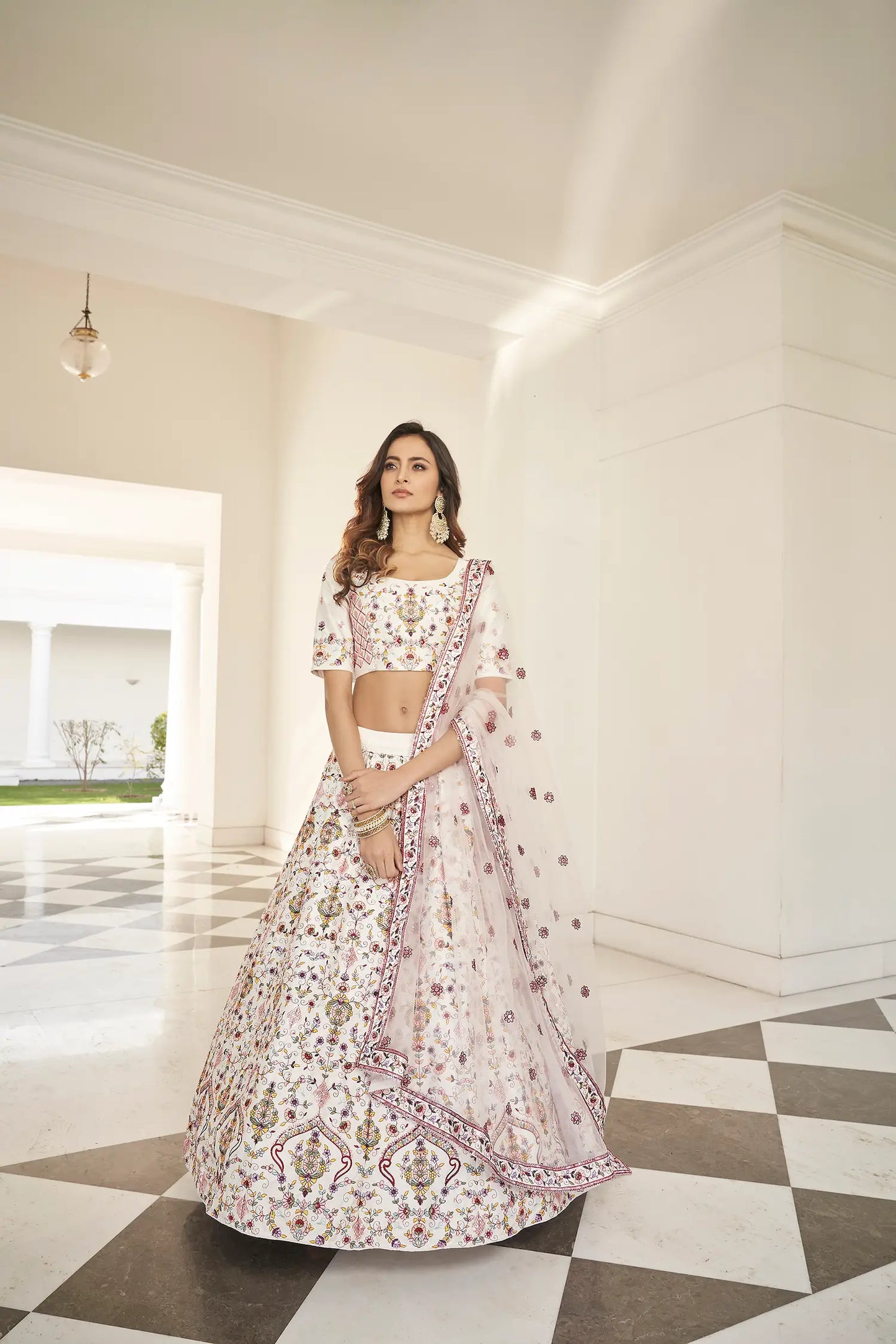 Lehenga Choli en Soie Blanche avec Broderie en Fil et Sequins COLLECTION KAYANI