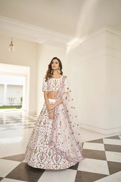Lehenga Choli en Soie Blanche avec Broderie en Fil et Sequins COLLECTION KAYANI