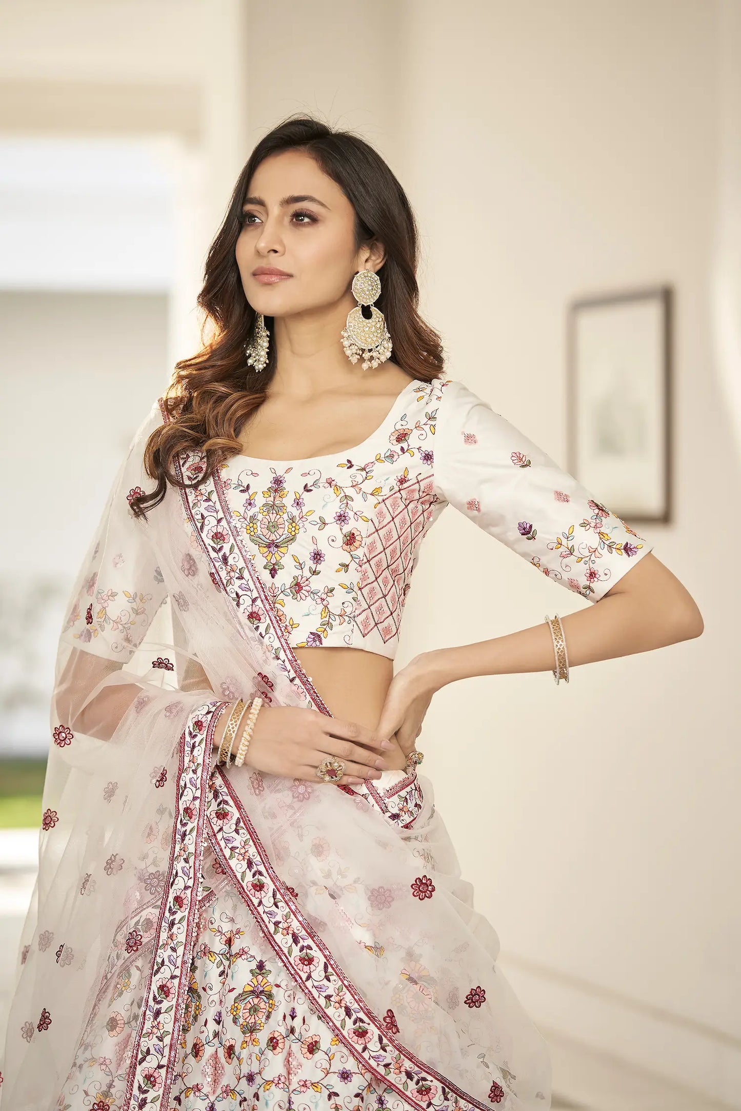 Lehenga Choli en Soie Blanche avec Broderie en Fil et Sequins COLLECTION KAYANI