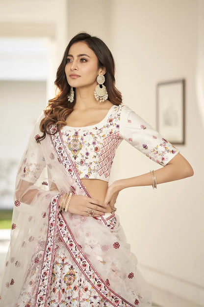 Lehenga Choli en Soie Blanche avec Broderie en Fil et Sequins COLLECTION KAYANI