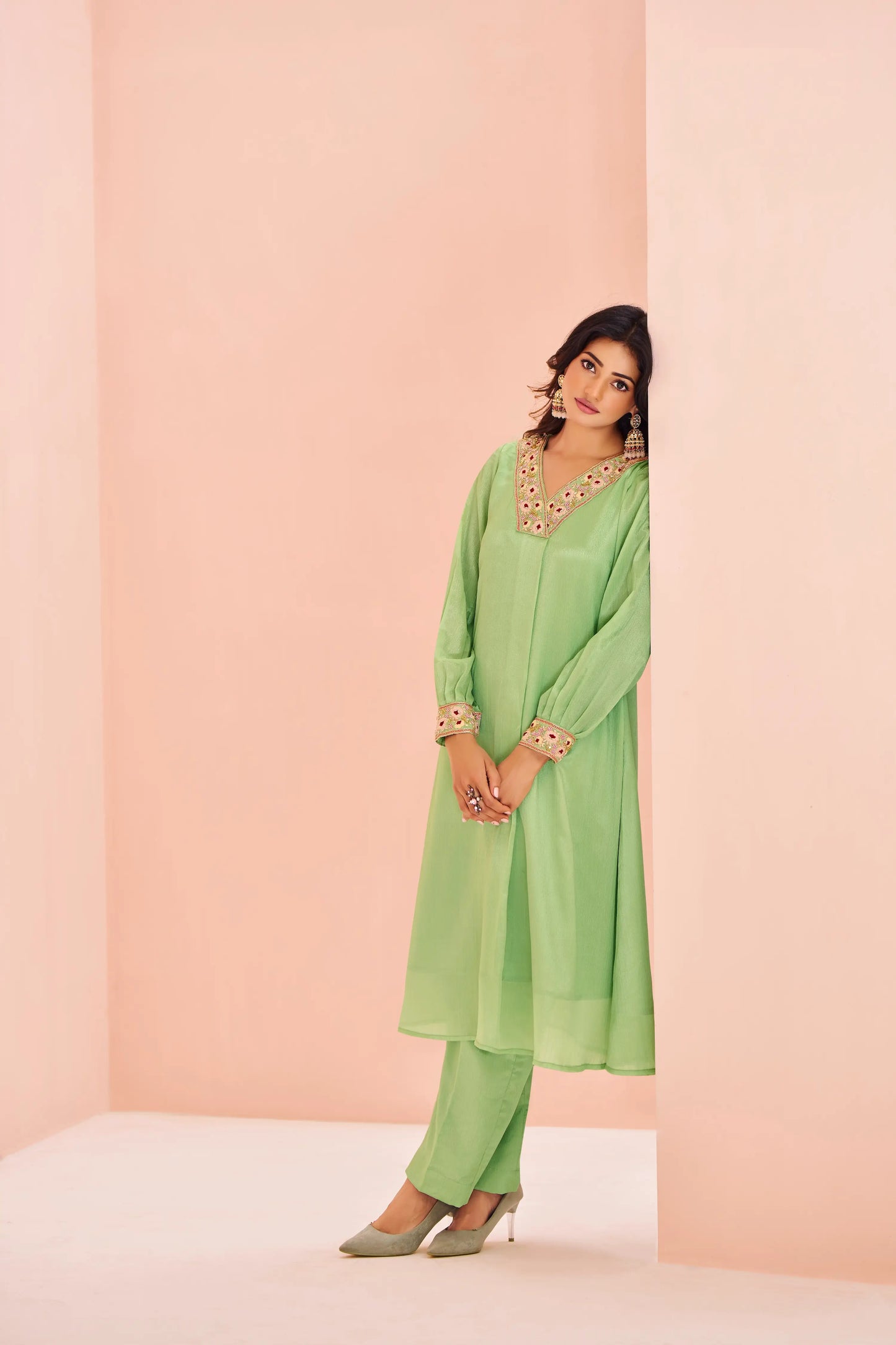 Ensemble Salwar Vert Pistache Chinon avec Broderie à la Main