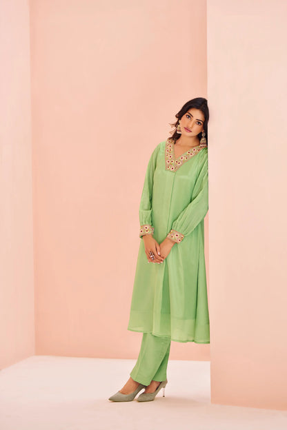 Ensemble Salwar Vert Pistache Chinon avec Broderie à la Main
