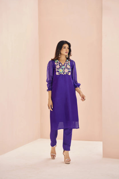 Ensemble Salwar Violet en Organza avec Broderie Artisanale