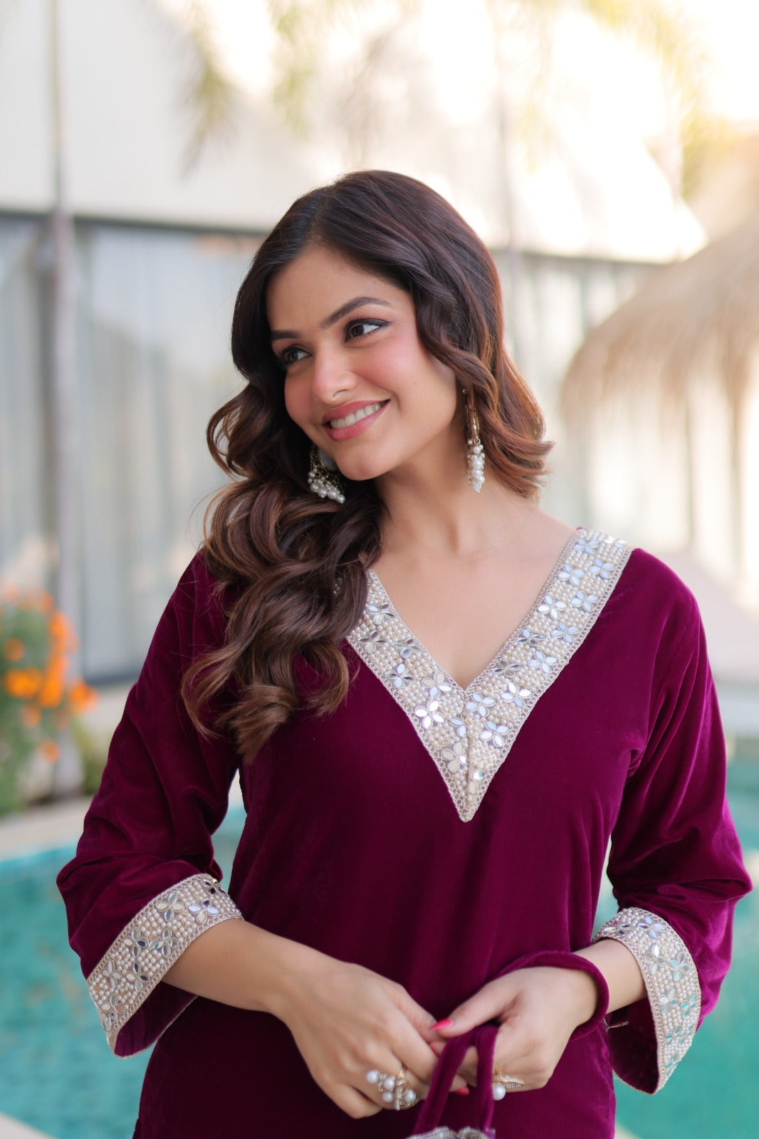 Ensemble Salwar Suit rouge bordeaux et argenté en velours et zari avec sac style batwa assorti COLLECTION ZOYA