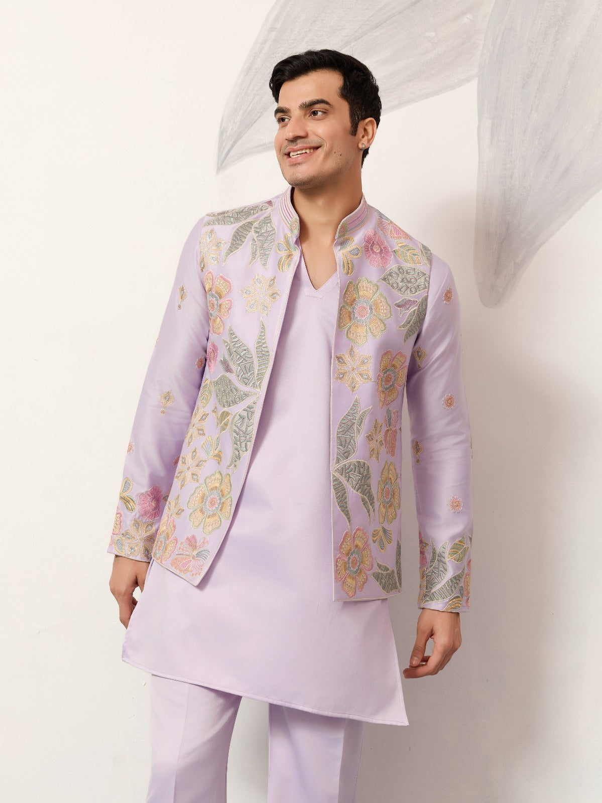 Ensemble Kurta Vesti Koti Homme violet clair lilas avec motifs floraux délicats et broderies de sequins COLLECTION VIVAAN