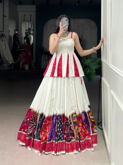 Eleganter rosa-grauer Braut-Lehenga mit Zarkan-Stickerei und Pailletten