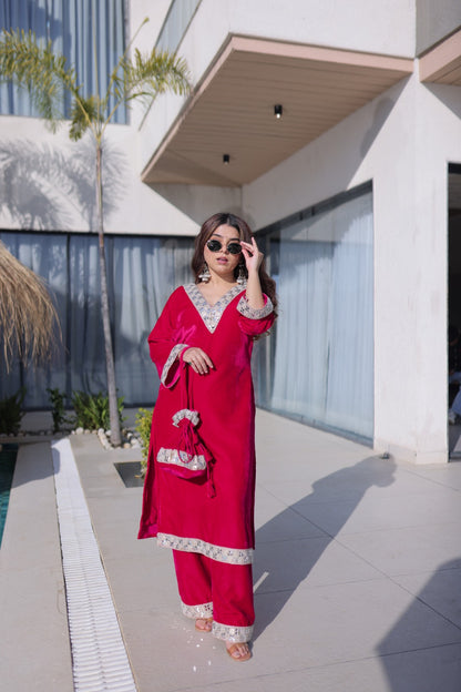 Ensemble Salwar Suit rouge vif et argenté en velours et zari avec sac style batwa assorti COLLECTION ZOYA