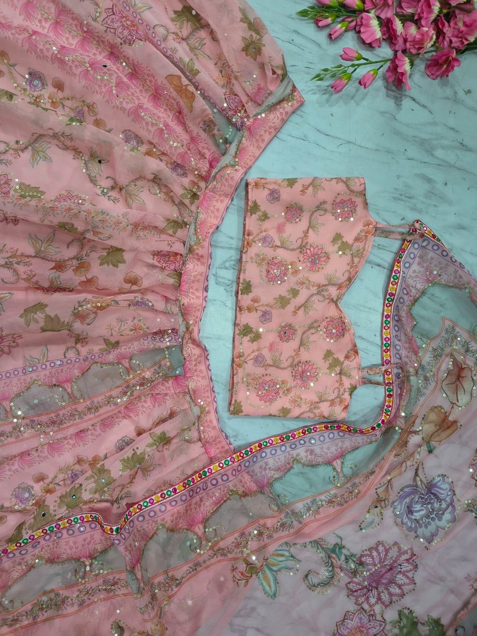 Lehenga rose clair romantique en soie avec broderies de fleurs et miroirs faits-main