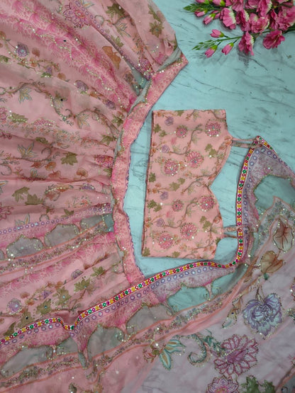 Lehenga rose clair romantique en soie avec broderies de fleurs et miroirs faits-main