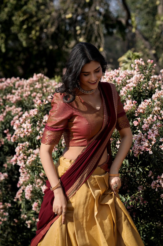 Kanchipuram Lehenga Choli-Set in Gold und Burgunderrot mit gewebten Zari-Motiven