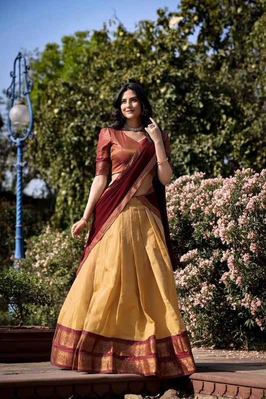 Kanchipuram Lehenga Choli-Set in Gold und Burgunderrot mit gewebten Zari-Motiven