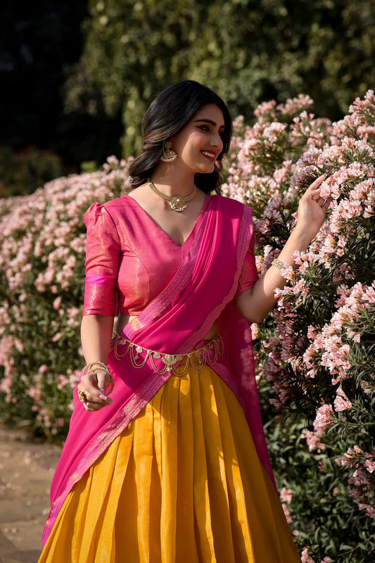 Rosa und gelbes Kanchipuram Lehenga Choli-Set mit gewebten Zari-Motiven