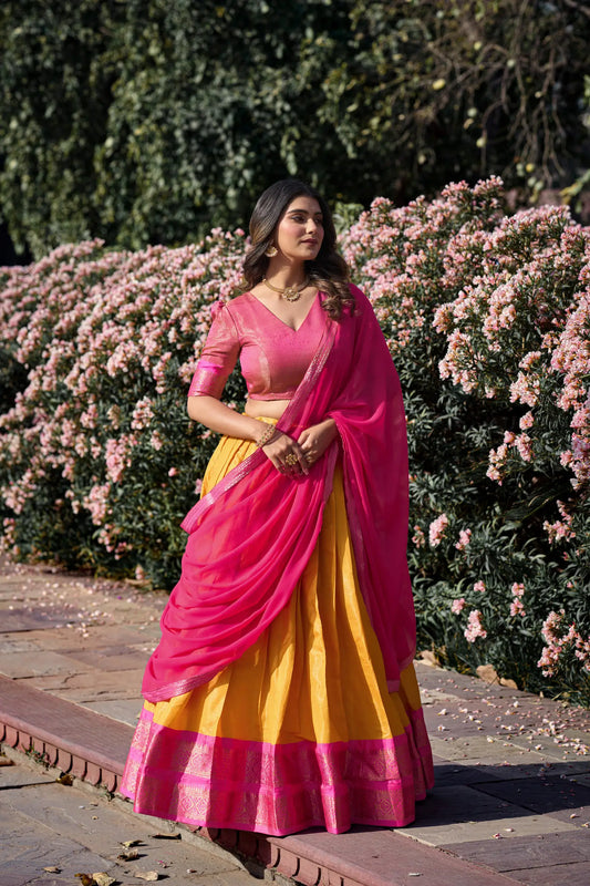 Rosa und gelbes Kanchipuram Lehenga Choli-Set mit gewebten Zari-Motiven