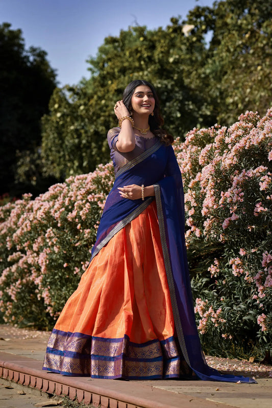 Orangefarbenes Kanchipuram Lehenga Choli-Set mit gewebten Zari-Motiven