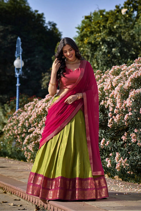 Grünes Kanchipuram Lehenga Choli-Set mit gewebten Zari-Motiven