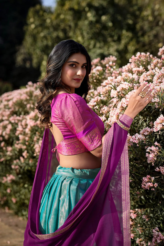 Azurblaues Kanchipuram Lehenga Choli-Set mit gewebten Zari-Motiven