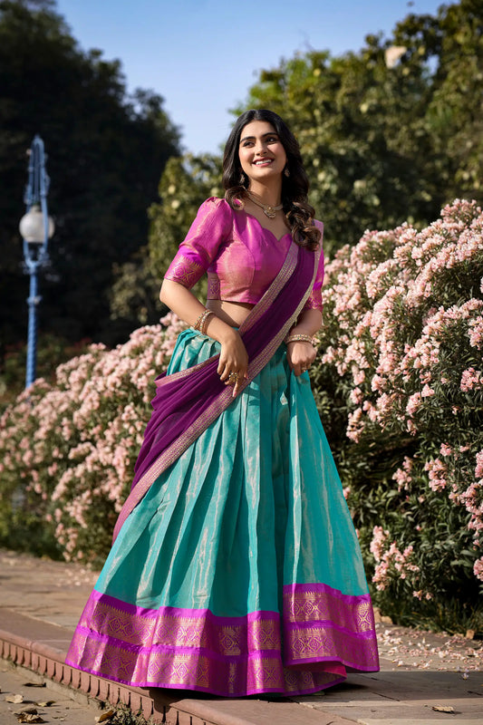 Azurblaues Kanchipuram Lehenga Choli-Set mit gewebten Zari-Motiven