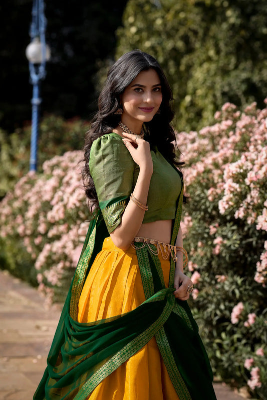 Gelbes und grünes Kanchipuram Lehenga Choli-Set mit gewebten Zari-Motiven