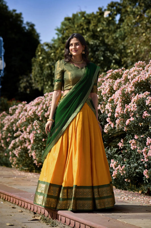 Gelbes und grünes Kanchipuram Lehenga Choli-Set mit gewebten Zari-Motiven