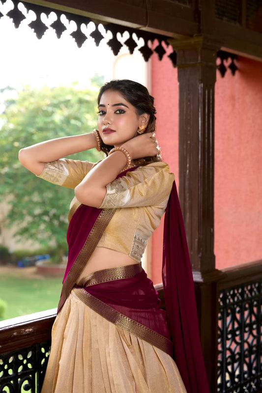 Beiges Kanchipuram Lehenga Choli mit Zari-Stickerei