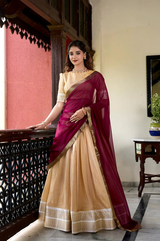 Beiges Kanchipuram Lehenga Choli mit Zari-Stickerei