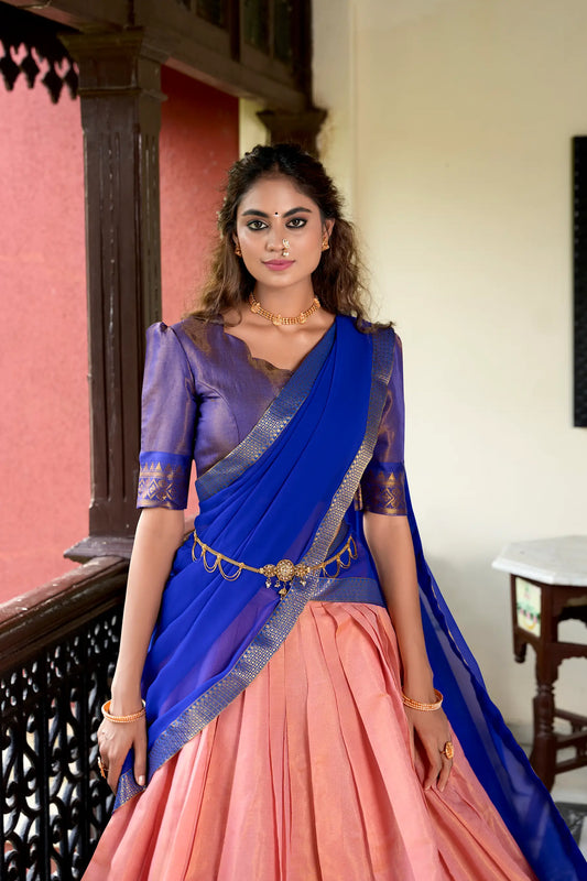 Kanchipuram – Pfirsichfarbenes Lehenga Choli mit Zari-Webarbeit