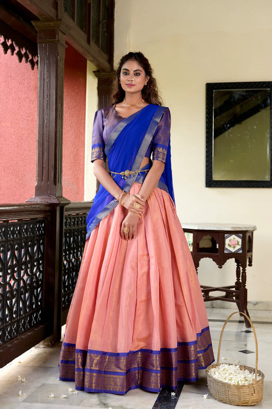 Kanchipuram – Pfirsichfarbenes Lehenga Choli mit Zari-Webarbeit