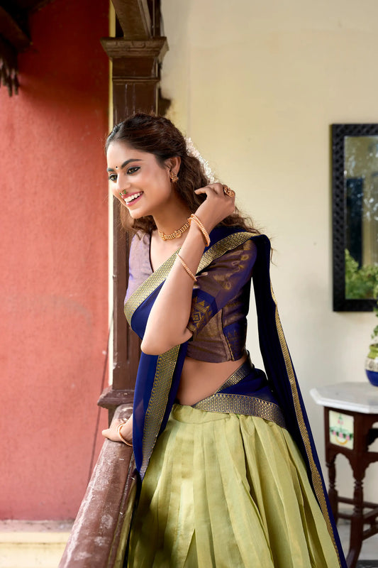 Olivgrüner Kanchipuram Lehenga Choli mit Zari-Stickerei