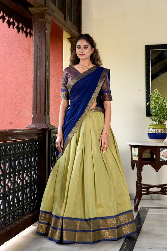 Olivgrüner Kanchipuram Lehenga Choli mit Zari-Stickerei