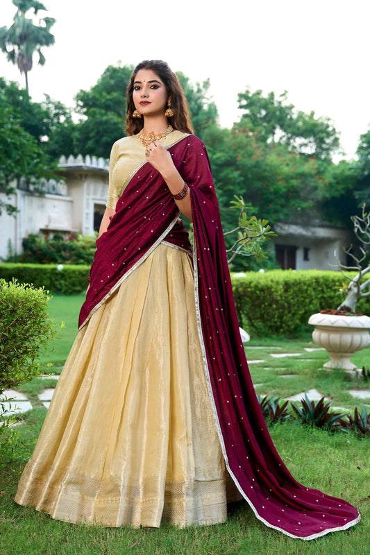 Beiges Kanchipuram-Seiden-Lehenga-Choli mit Zari-Webarbeit