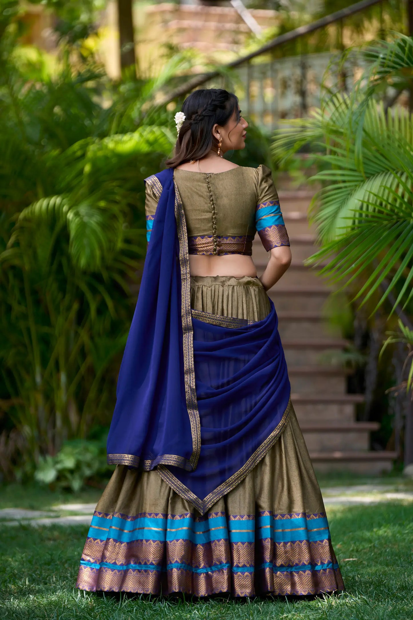 Dunkelbeiger Lehenga Choli aus Polycotton mit Zari-Webarbeit
