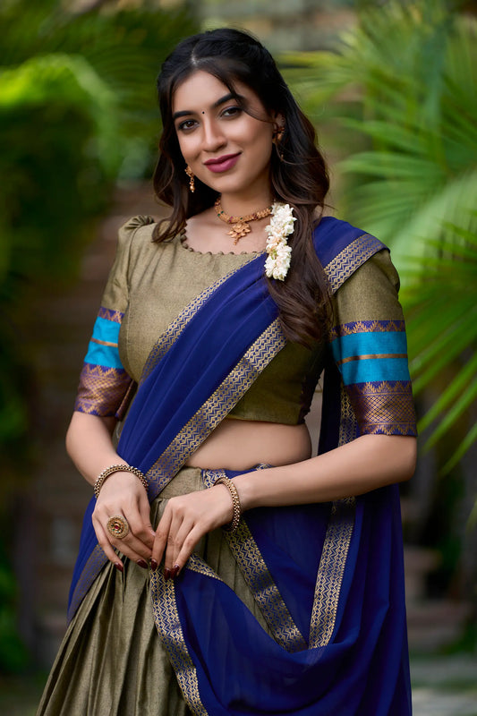 Dunkelbeiger Lehenga Choli aus Polycotton mit Zari-Webarbeit