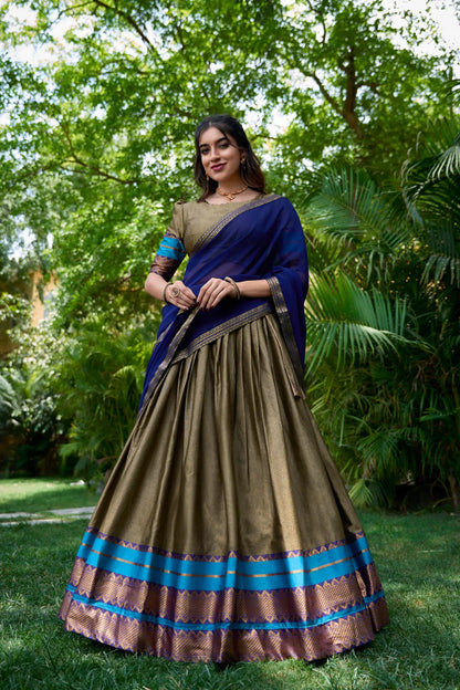 Dunkelbeiger Lehenga Choli aus Polycotton mit Zari-Webarbeit