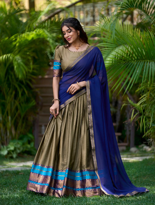 Dunkelbeiger Lehenga Choli aus Polycotton mit Zari-Webarbeit