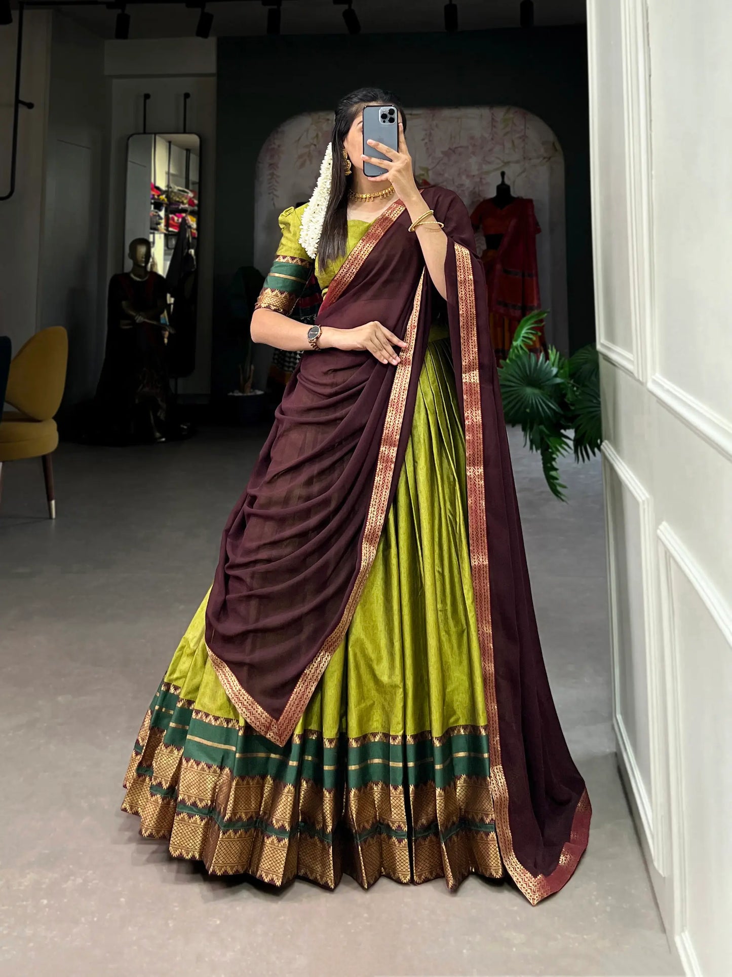 Olivgrüner Polycotton-Lehenga-Choli mit Zari-Webarbeit
