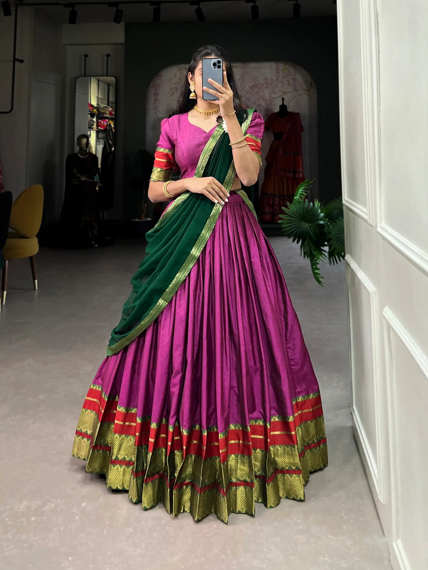 Dunkelrosa Polycotton-Lehenga-Choli mit Zari-Webarbeit