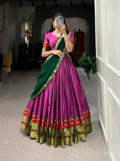 Dunkelrosa Polycotton-Lehenga-Choli mit Zari-Webarbeit