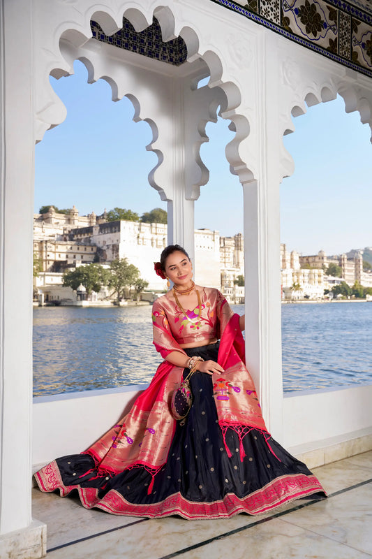 Lehenga Choli Paithani en Soie Jacquard Noire avec Tissage Zari