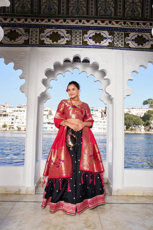 Lehenga Choli Paithani en Soie Jacquard Noire avec Tissage Zari