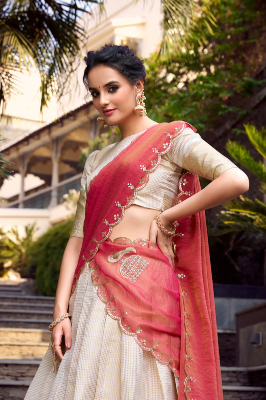 Beiges Jacquard-Chex-Lehenga-Choli mit Zari-Webarbeit und Paillettenstickerei, ADITI COLLECTION