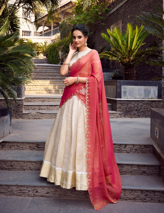 Beiges Jacquard-Chex-Lehenga-Choli mit Zari-Webarbeit und Paillettenstickerei, ADITI COLLECTION