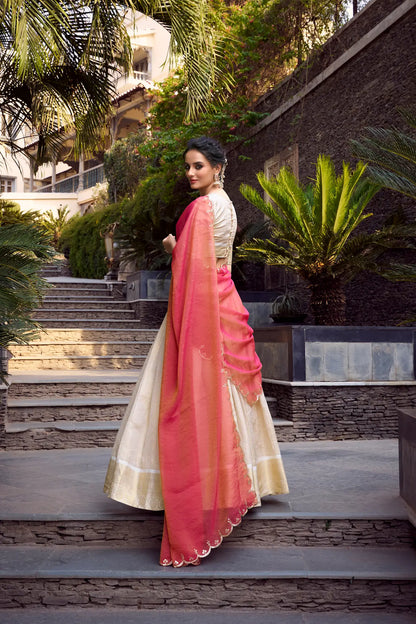Lehenga Choli Beige Jacquard Chex avec travail de tissage Zari et broderie de sequins COLLECTION ADITI