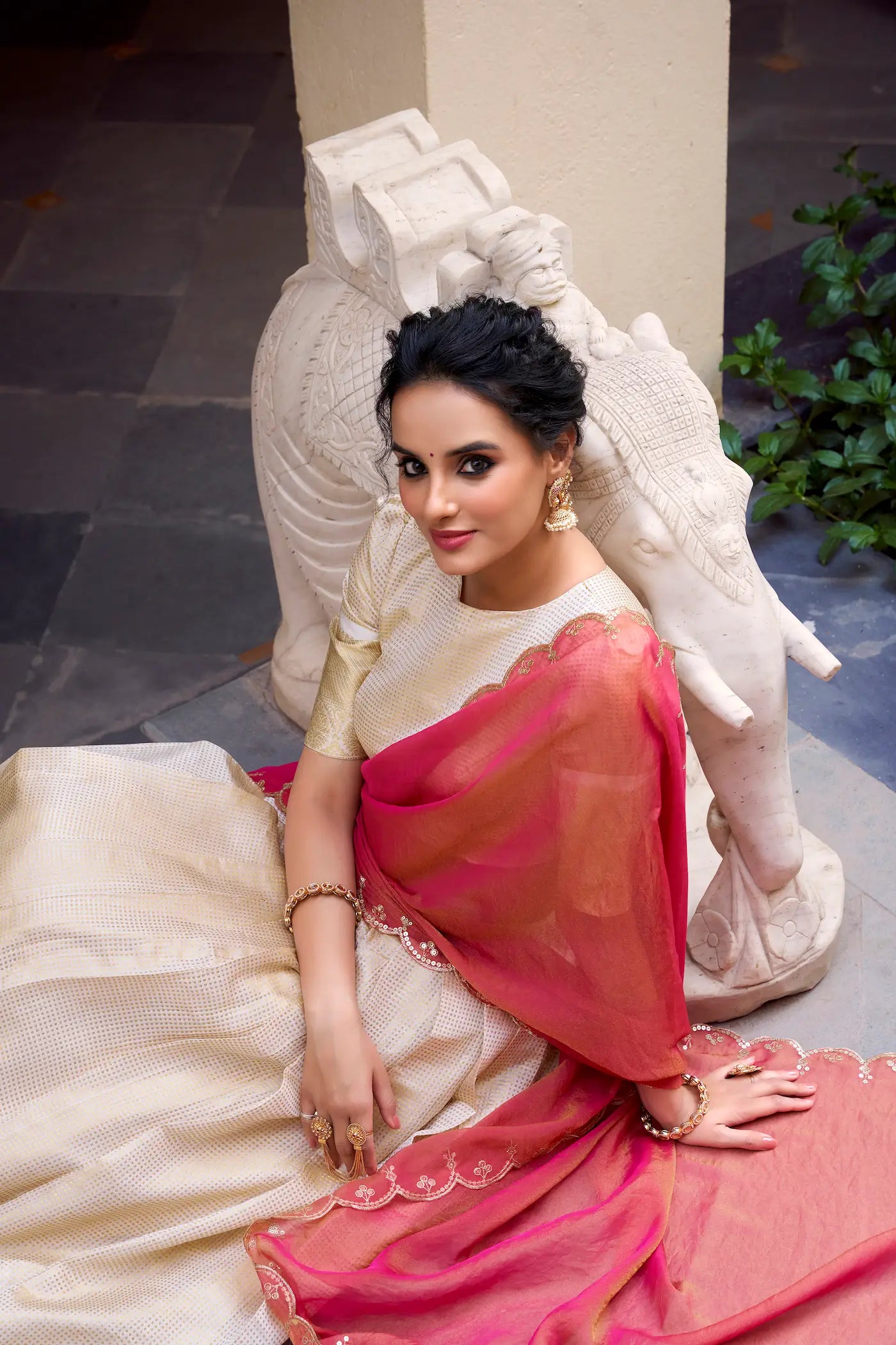 Lehenga Choli Beige Jacquard Chex avec travail de tissage Zari et broderie de sequins COLLECTION ADITI