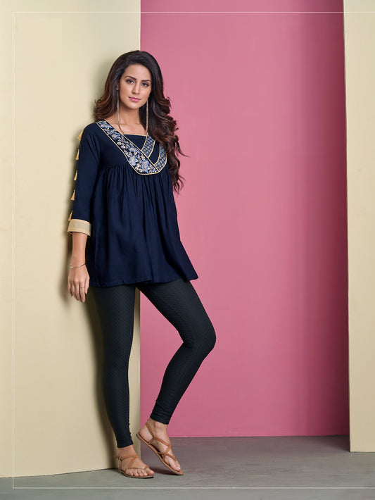 Schlichtes, marineblaues, kurzes Kurta-Top aus Viskose mit Stickereien und Anhängern
