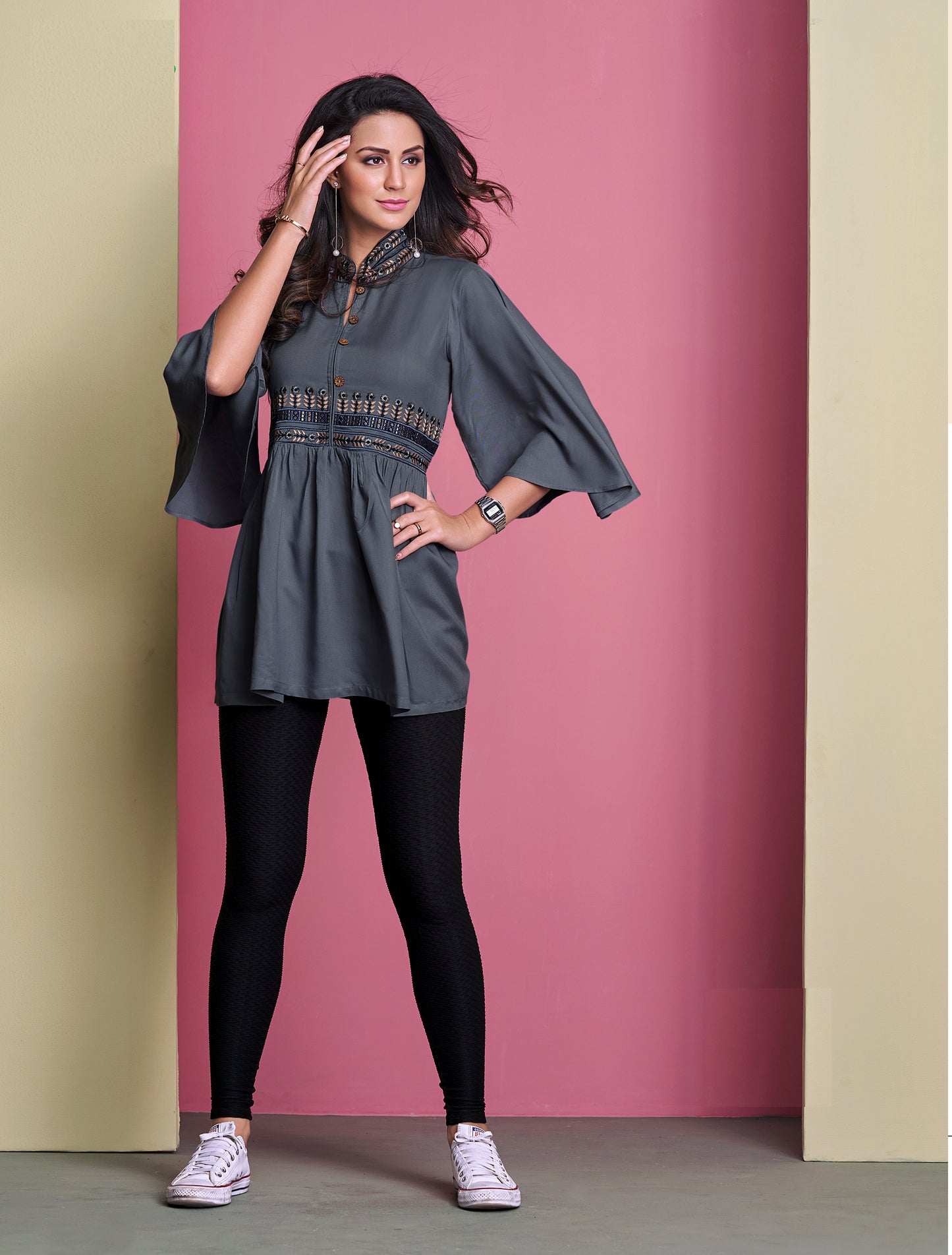 Einfaches graues kurzes Kurta-Top aus Viskose mit Details